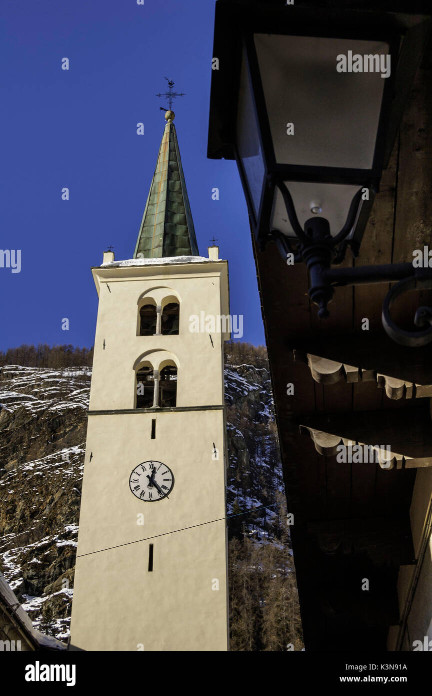 La Chiesa torre di Valtournenche (Valtournenche, Valle d'Aosta, Italia) Foto Stock