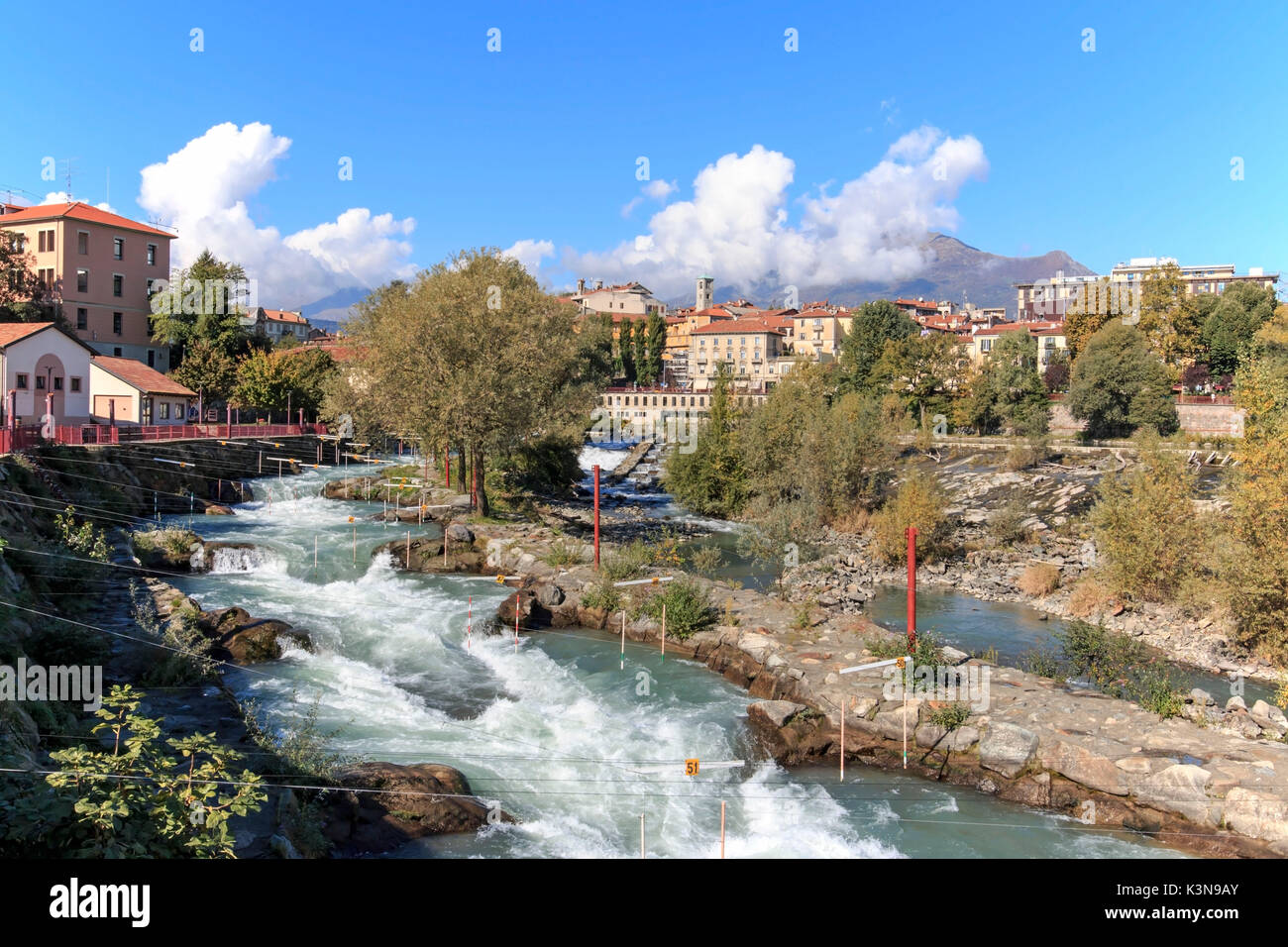 La Dora Baltea e Ivrea cityscape in Piemonte, Italia Foto Stock