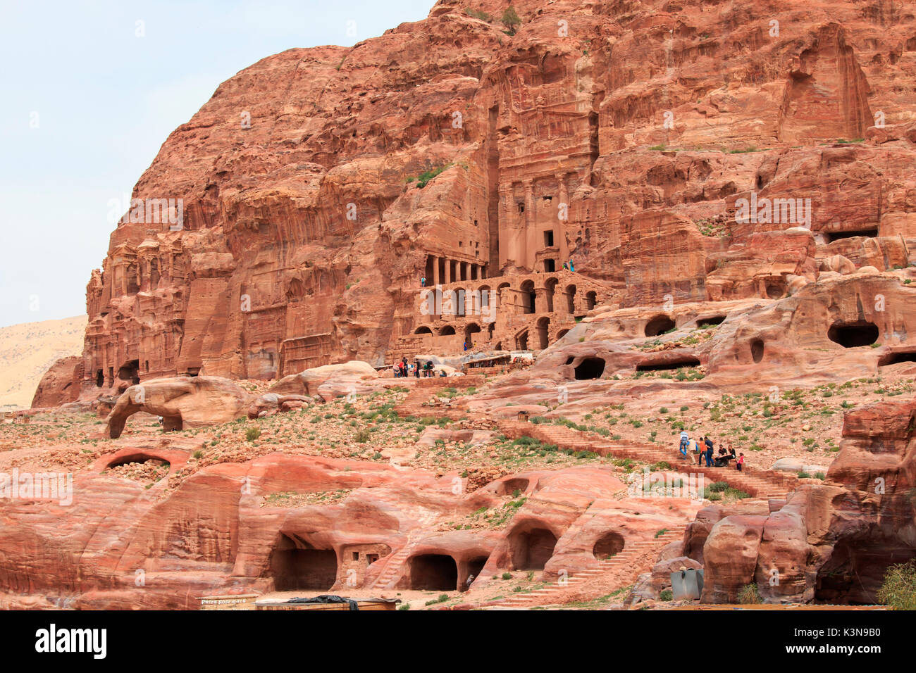 Tourist ad esplorare le rovine dell antica Petra, Giordania Foto Stock