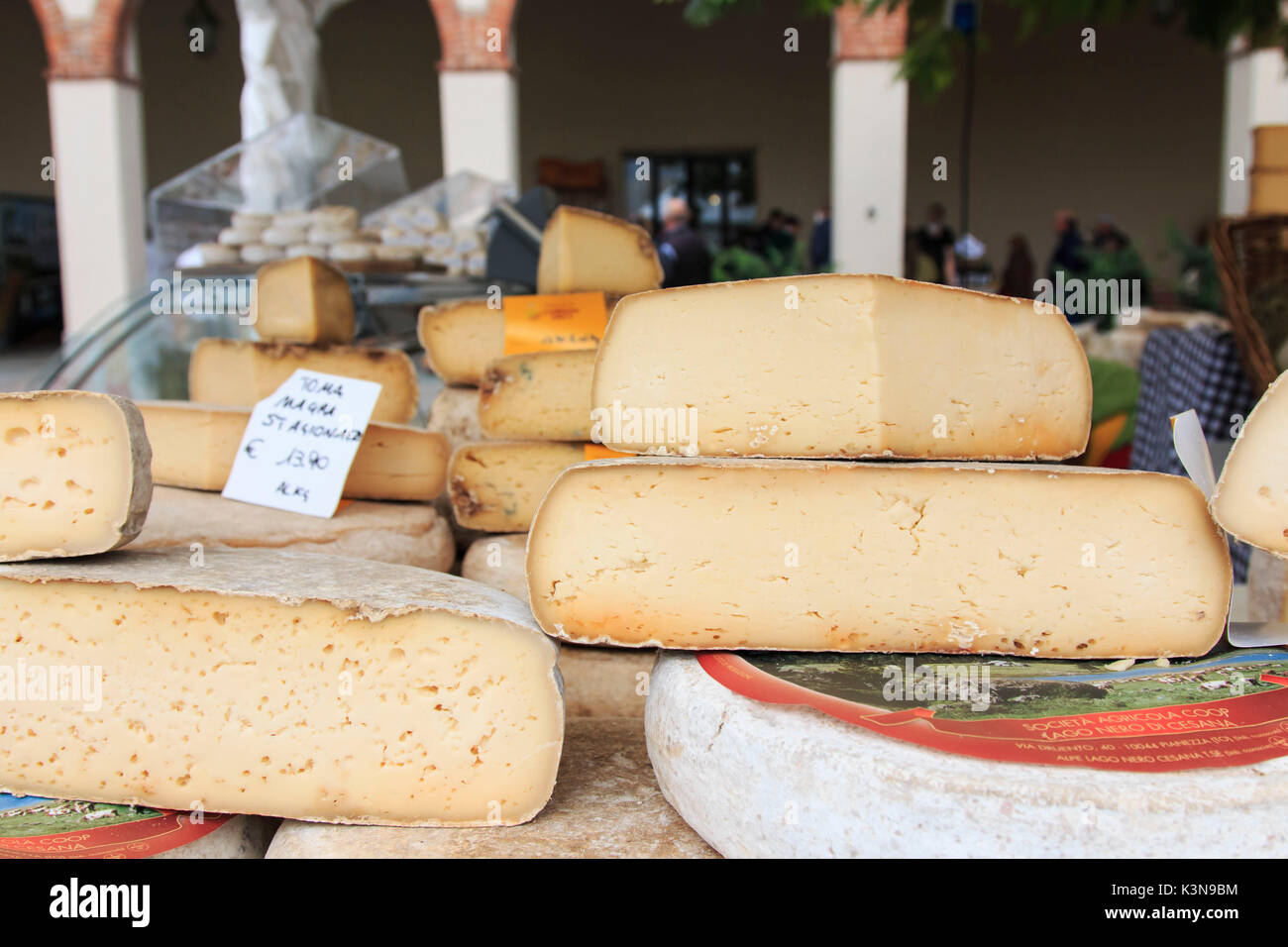 Vista dettagliata del formaggio italiano con rispetto i cartellini del prezzo a Moncalvo fiera del tartufo, Italia Foto Stock