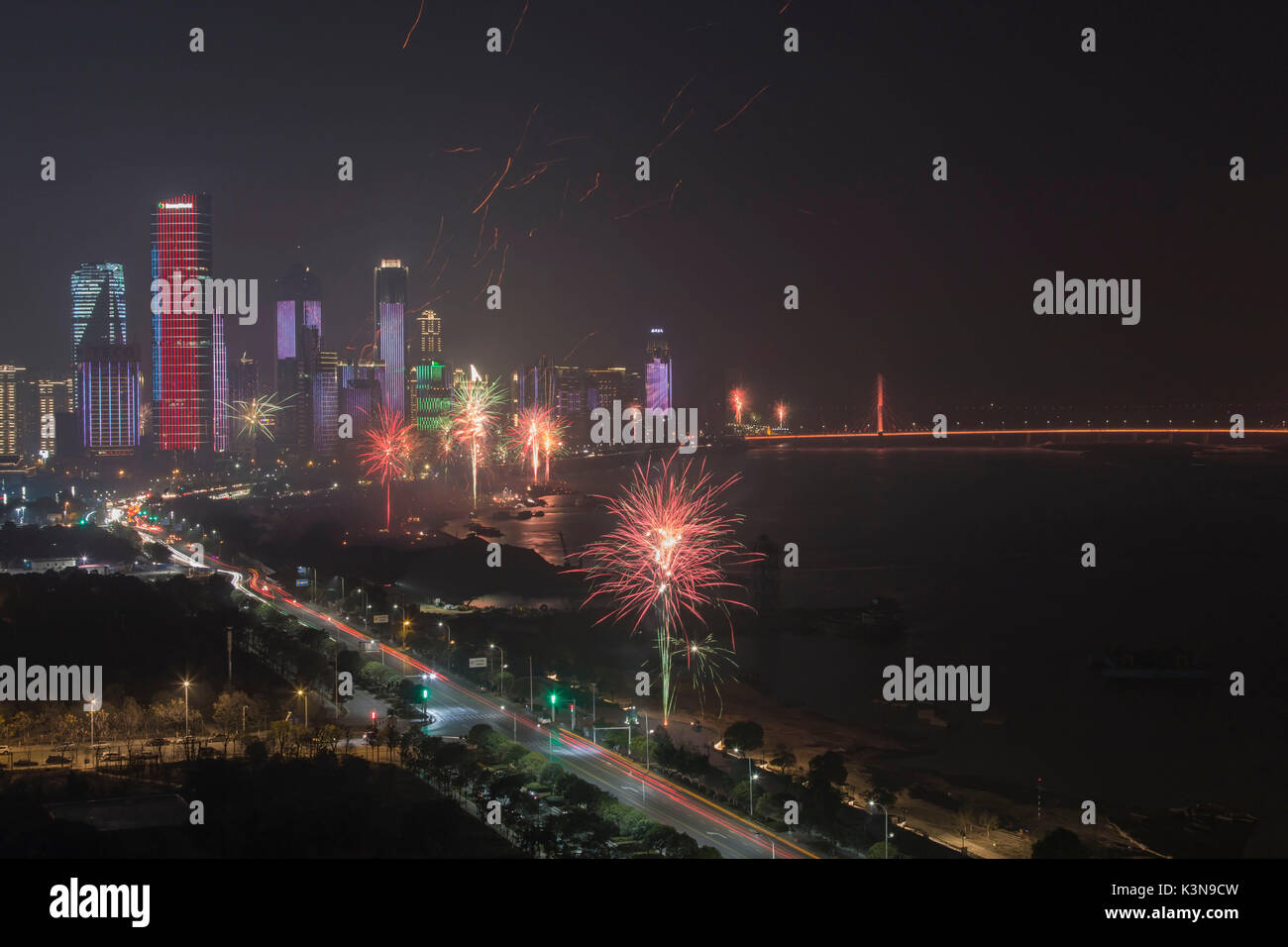 Festa di Capodanno con fuochi d'artificio e lanterne di carta di Nanchang, la capitale della provincia Jianxi, Cina Foto Stock