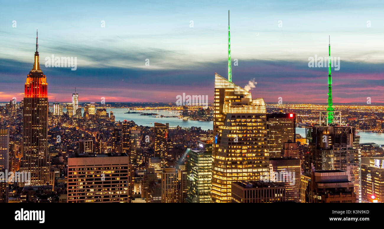 Midtown skyline con Empire State Building dal Rockefeller Center, Manhattan, New York City, Stati Uniti d'America Foto Stock