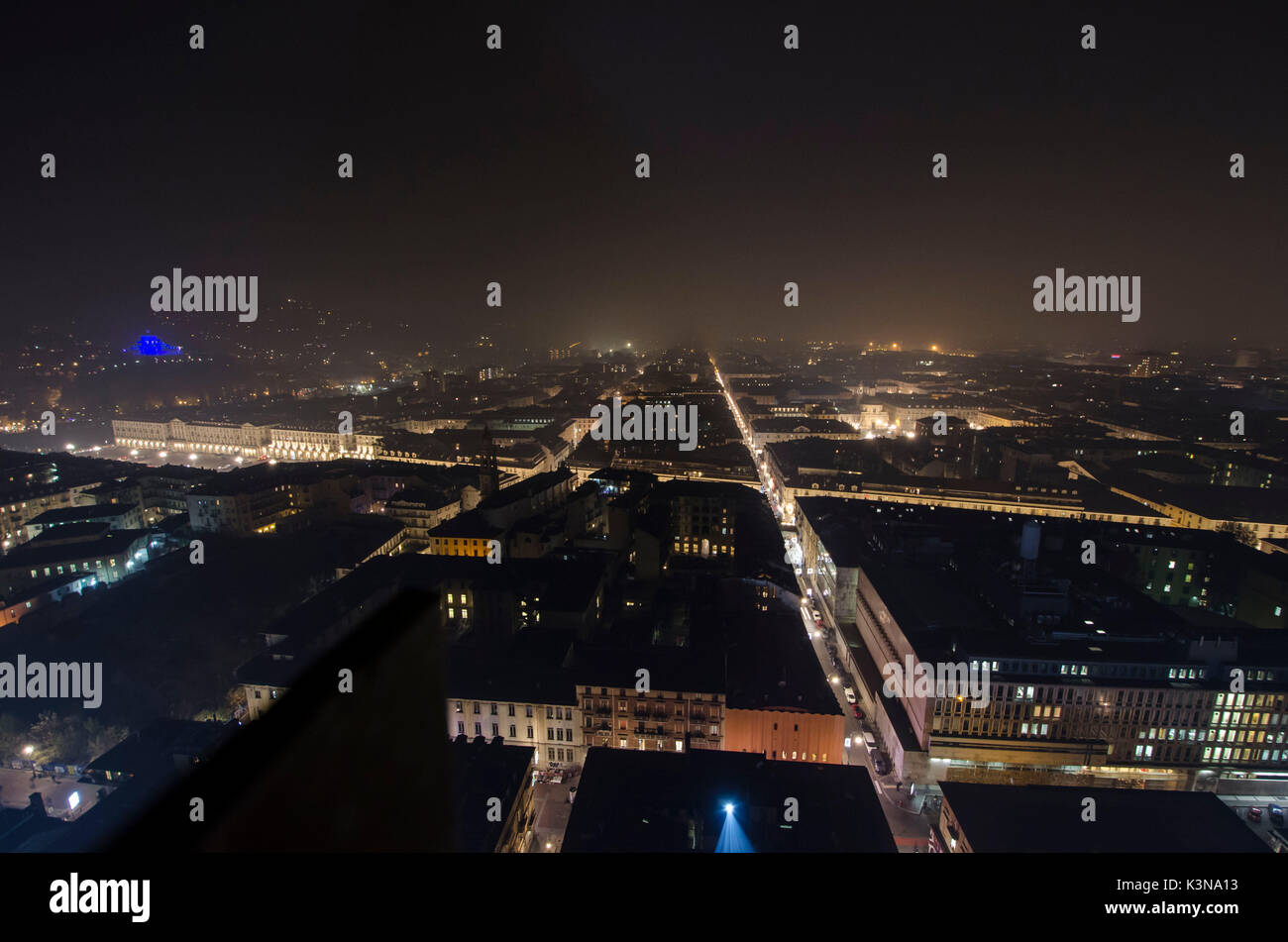 Vista notturna dalla sommità della Mole Antonelliana di Torino, Piemonte) Foto Stock