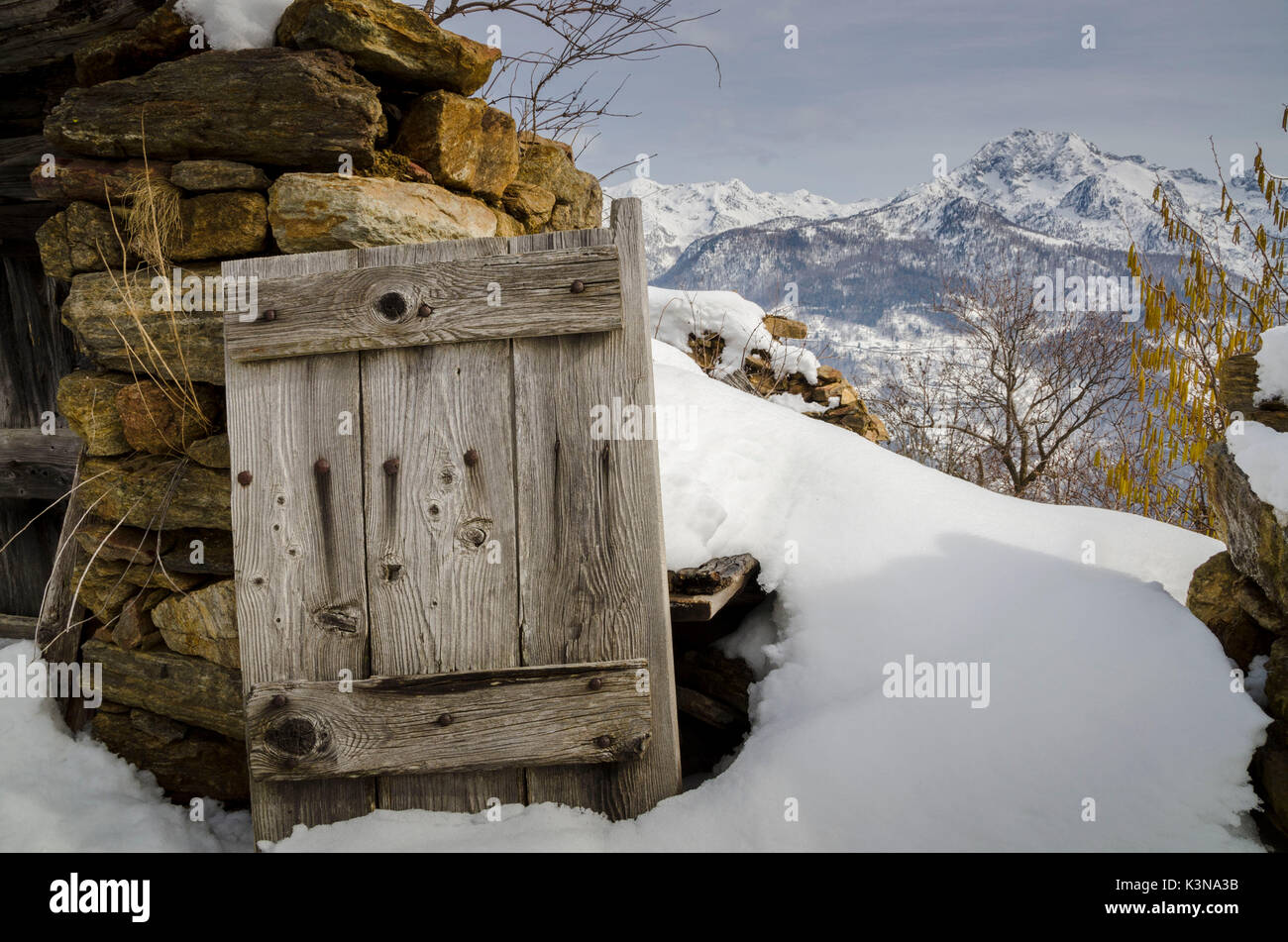 La porta di una casa antica (Valle di Gressoney, Valle d'Aosta, alpi italiane) Foto Stock