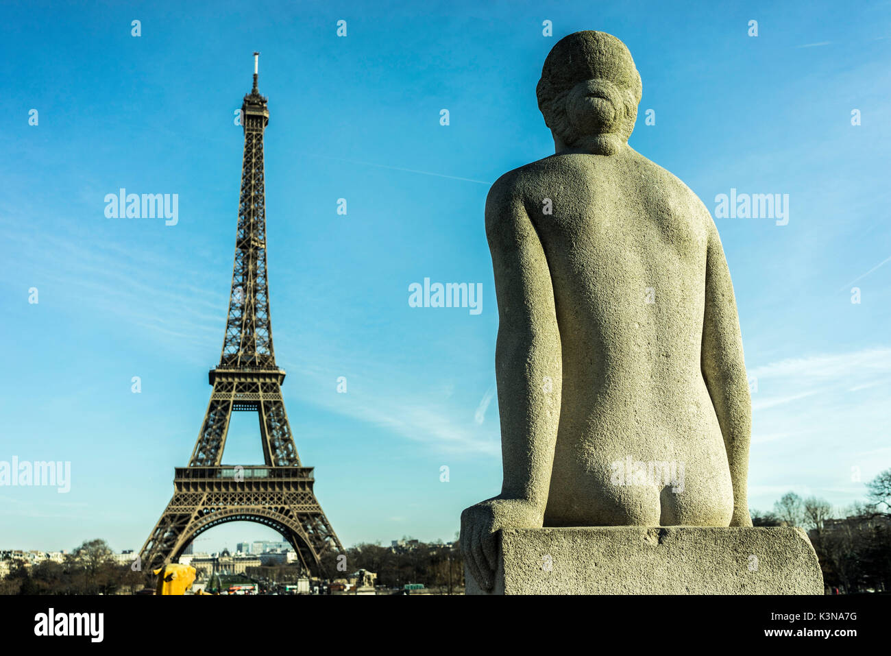 Una statua femminile di fronte al Parigi Torre Eiffel a Parigi, Francia Foto Stock
