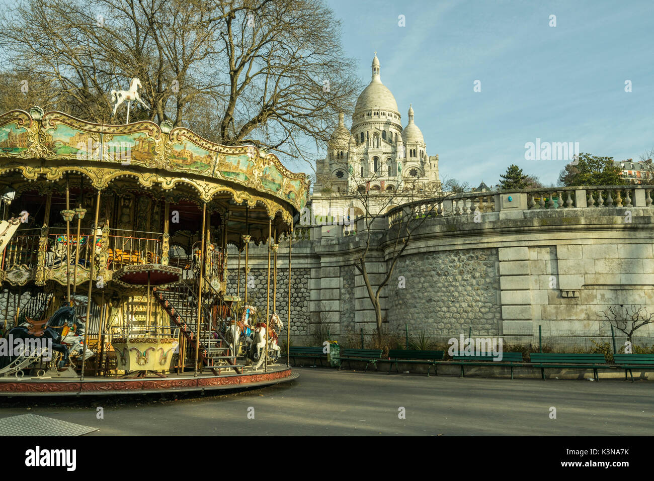 Un tradizionale antica merry-go-round nei giardini della Basilica du Sacré-Coeur, quartiere di Montmartre, Parigi, Francia Foto Stock