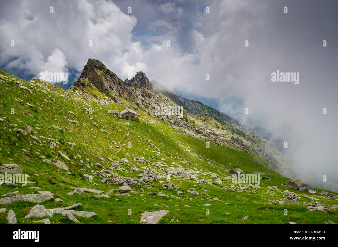 Ranger's house sotto il crinale (Valle Orco, il Parco Nazionale del Gran Paradiso, Piemonte, Italia) Foto Stock