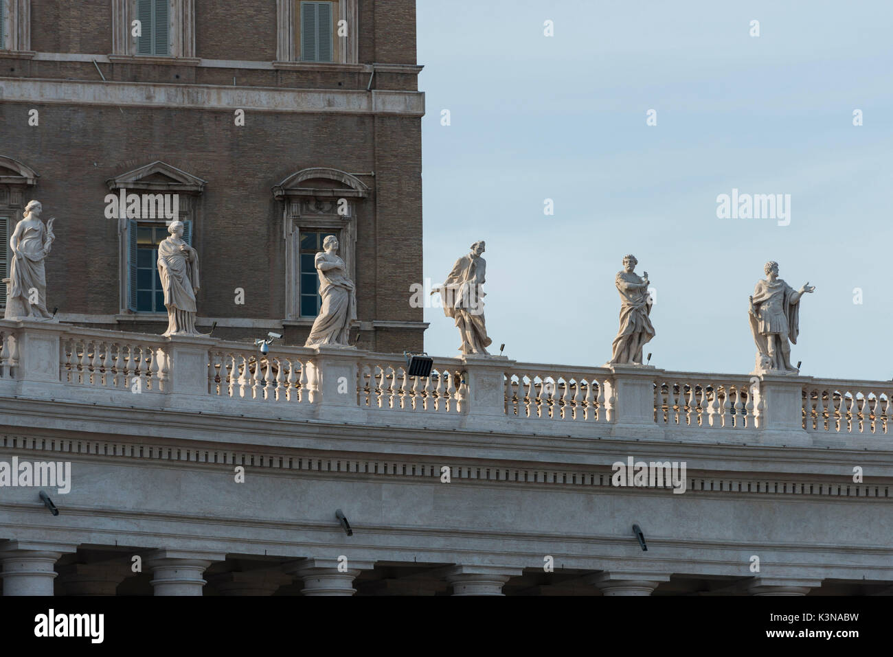 Le statue sulla parte superiore della Basilica di San Pietro, il Vaticano, Roma, Lazio distretto, Italia Foto Stock