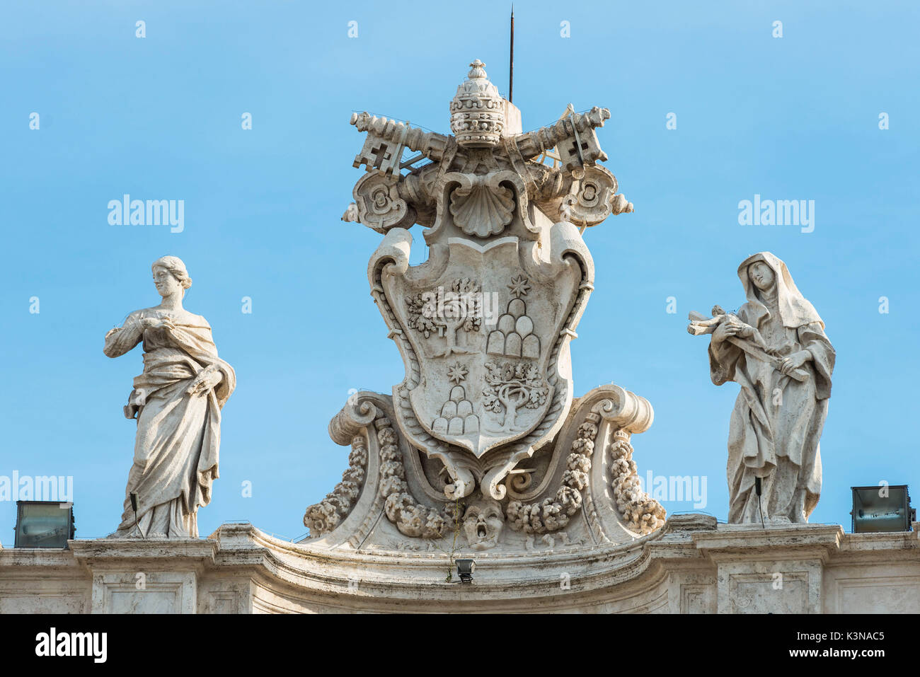 Le statue sulla parte superiore della Basilica di San Pietro, il Vaticano, Roma, Lazio distretto, Italia Foto Stock