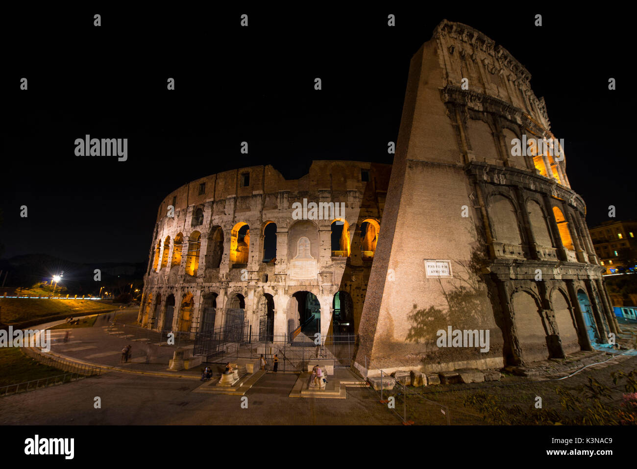 Il Colosseo di notte, Roma, Lazio distretto, Italia Foto Stock