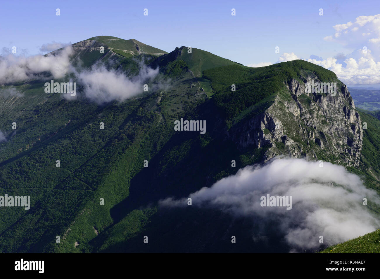 Monte Corno del Catria, uno il picco più alto in Appennino, in estate con le nuvole e la nebbia, Umbria, Italia Foto Stock