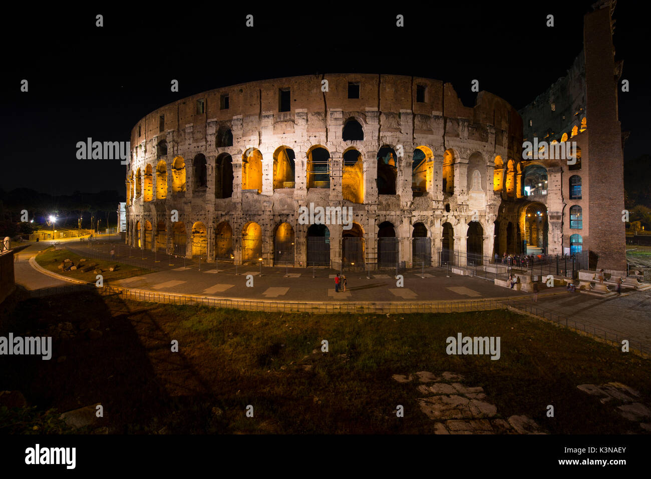 Il Colosseo di notte, Roma, Lazio distretto, Italia Foto Stock