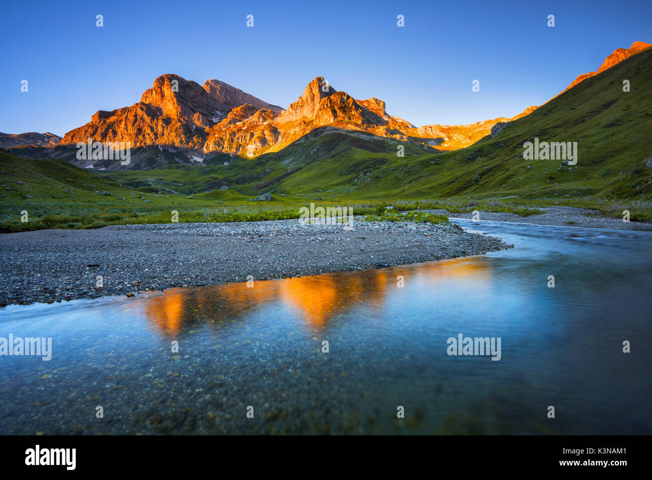 L'Italia, Piemonte, Cuneese, Valle Ellero - sunrise a Marchisa plain Foto Stock