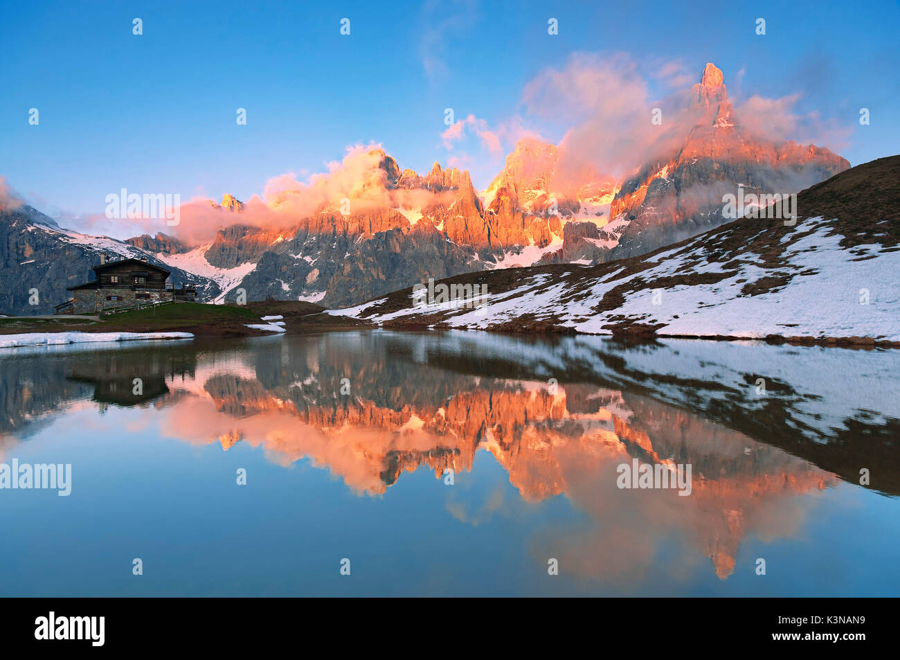 L'Italia, Trentino Alto Adige, Trento district - Pale di San Martino e Baita Segantini al tramonto Foto Stock