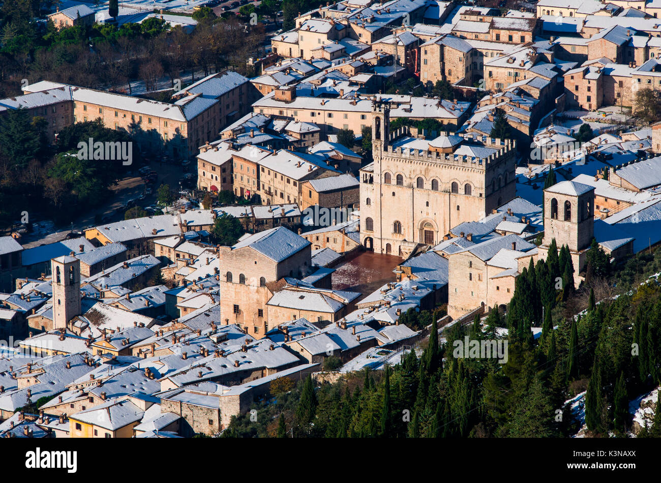 Vista aerea della cittadina di Gubbio in una giornata invernale con Pior's Palace / Palazzo dei Consoli, Gubbio,Umbria, Italia Foto Stock