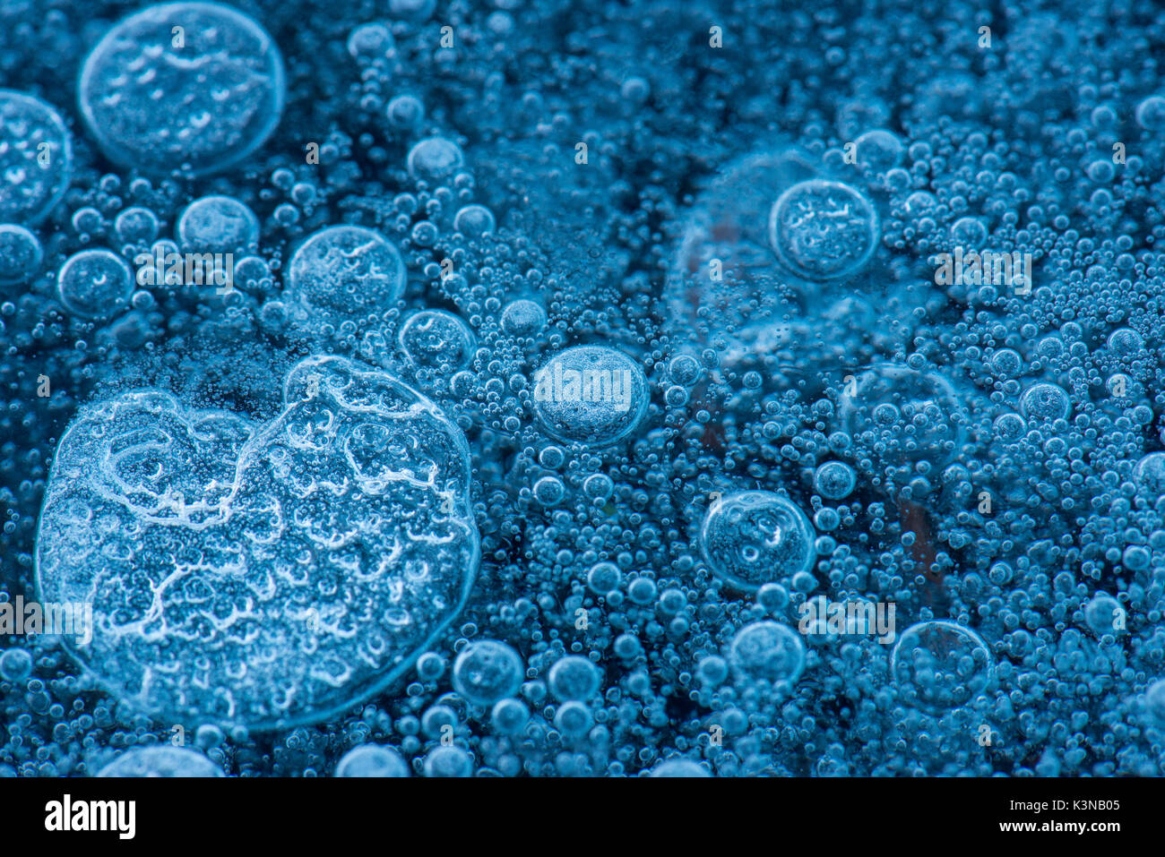 Blu bolle di aria nel ghiaccio Foto Stock
