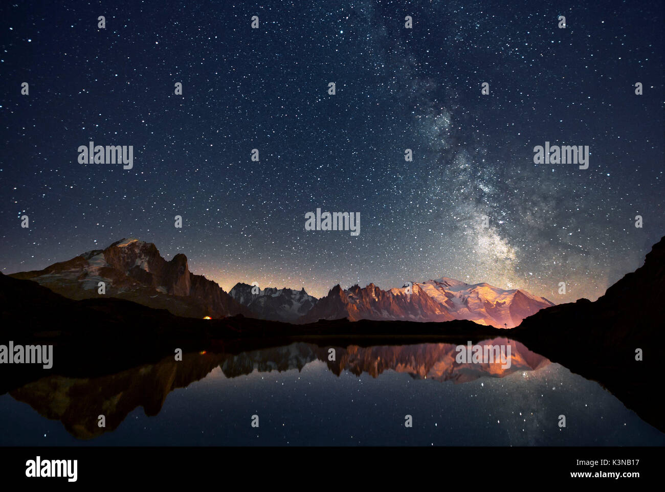 L'Europa, Francia, Haute Savoie, Chamonix Mont Blanc - Cheserys lago e il massiccio del Monte Bianco in una notte stellata Foto Stock