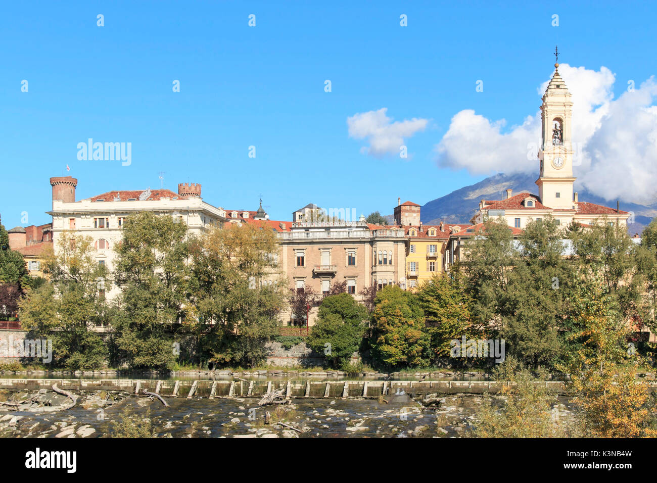 La Dora Baltea e Ivrea cityscape in Piemonte, Italia Foto Stock