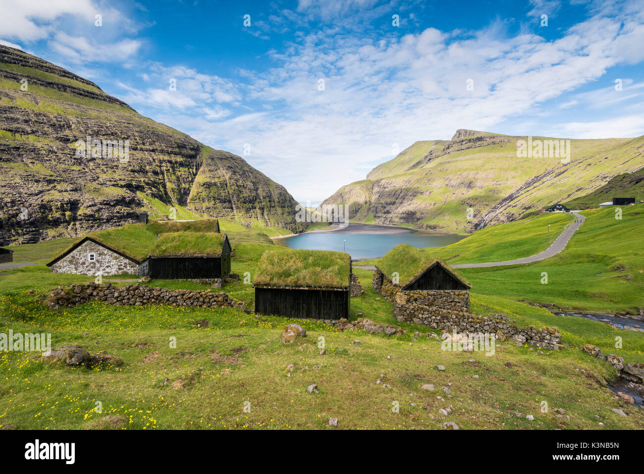 Saksun, Stremnoy isola, isole Faerøer, Danimarca. Iconico il tetto verde case. Foto Stock