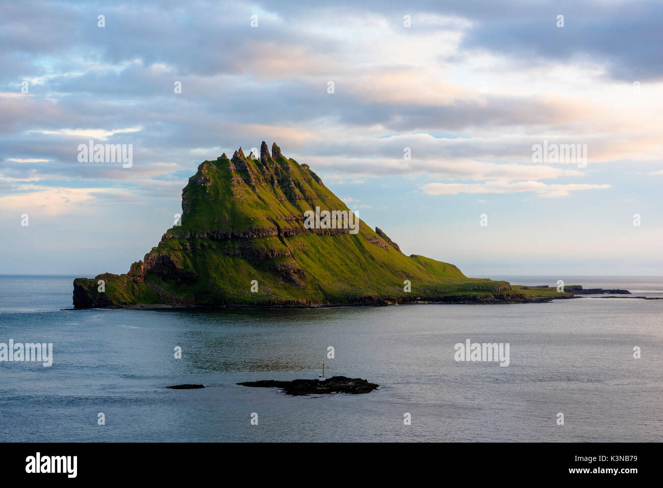 Funzionario Ministeriale isola, isole Faerøer, Danimarca. Isolotto Tinholmur al tramonto. Foto Stock