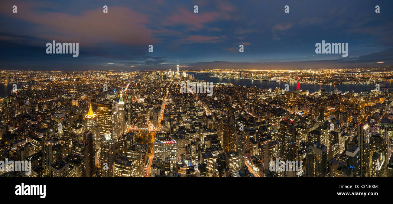 Vista panoramica di Lower Manhattan dal 102th piano dell'Empire State Building (Midtown Manhattan, New York New York, Stati Uniti d'America) Foto Stock