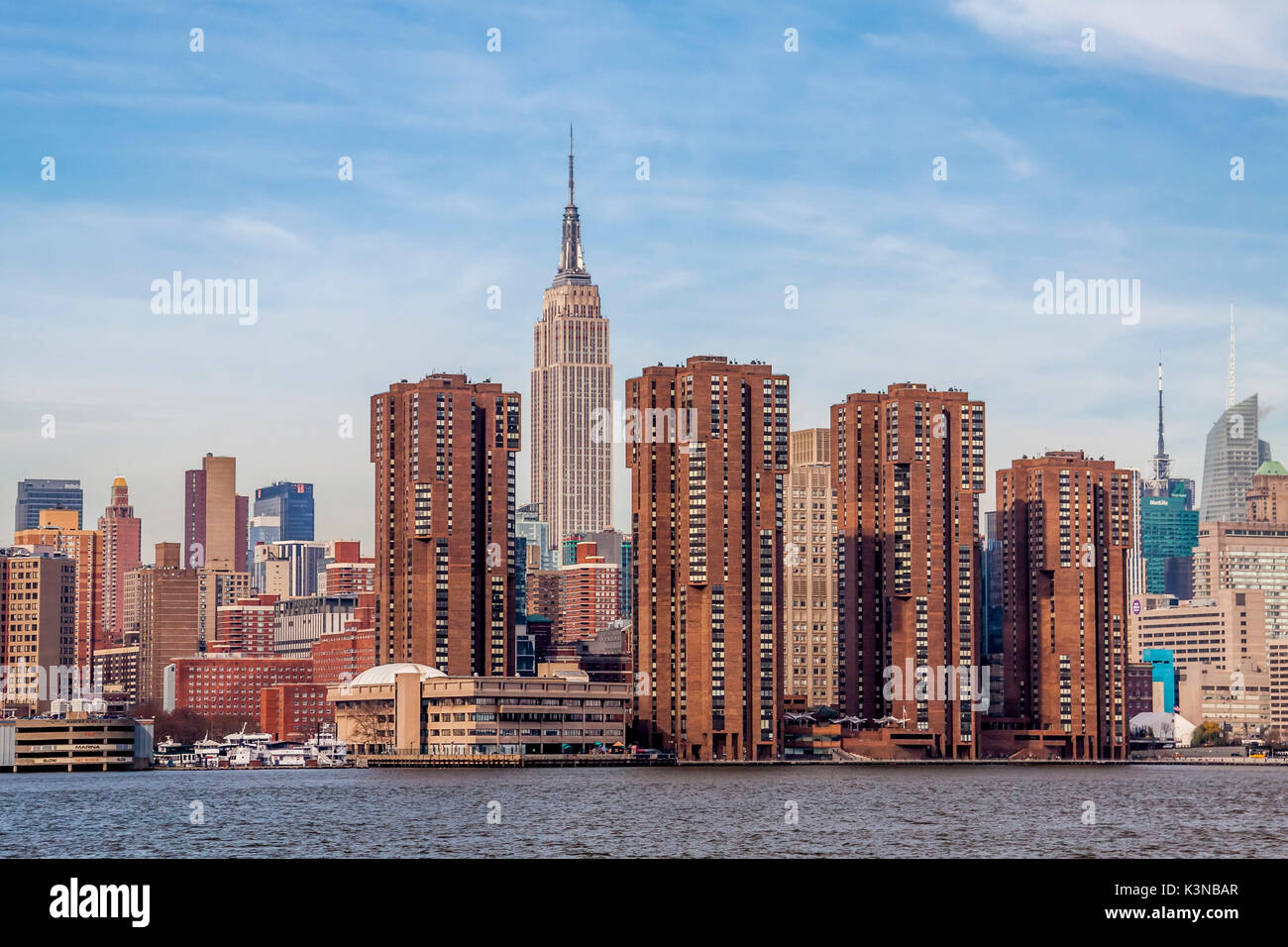 Manhattan, vista dell'Empire State Building e Midtown Manhattan attraverso il fiume Hudson, New York, Stati Uniti d'America Foto Stock