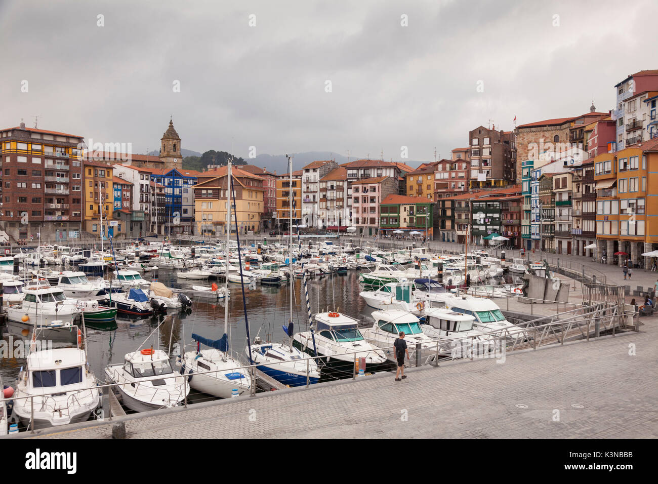 Bermeo, provincia di Biscaglia, Paesi Baschi, Spagna settentrionale. Vista del porto Foto Stock