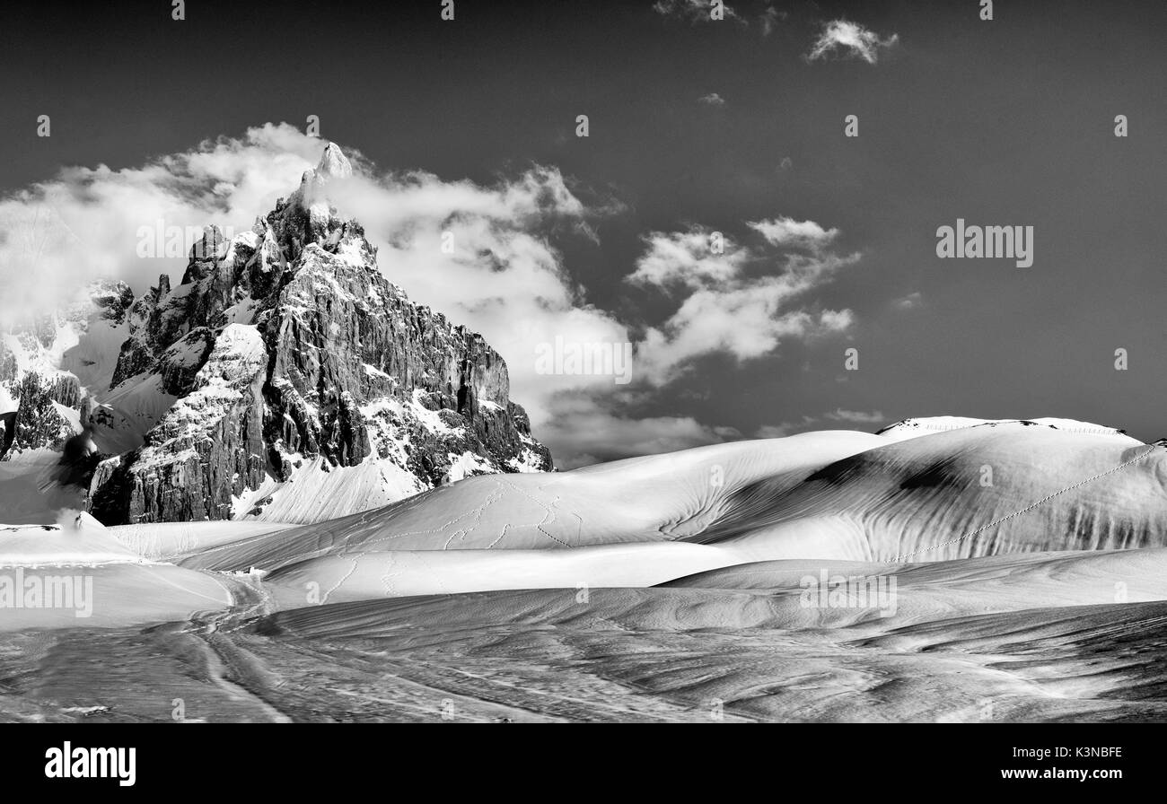 Il Cimon della Pala, il gruppo delle Pale di San Martino, in una giornata invernale delle Dolomiti (Patrimonio UNESCO) Foto Stock