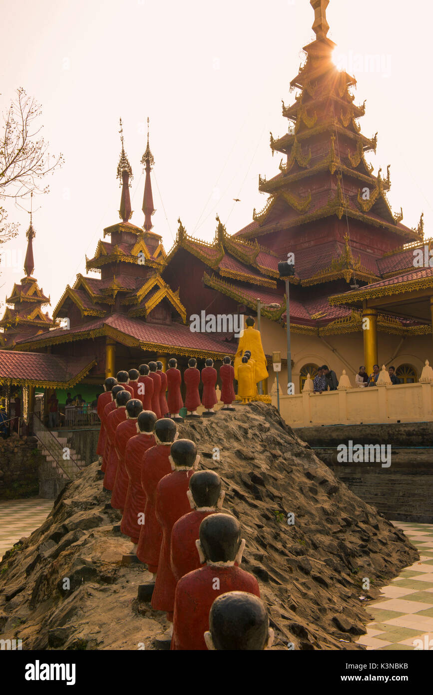 Stato di Rakhine, Myanmar. I monaci statue allineate in una pagoda. Foto Stock