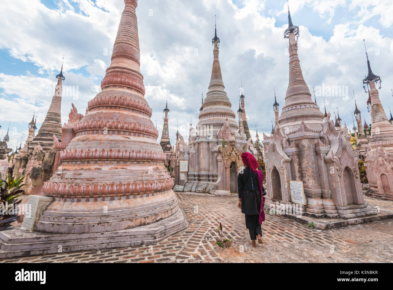 Kakku, Taunggyi, Stato Shan, Myanmar (Birmania). Una donna che cammina tra il 2478 stupa. Foto Stock