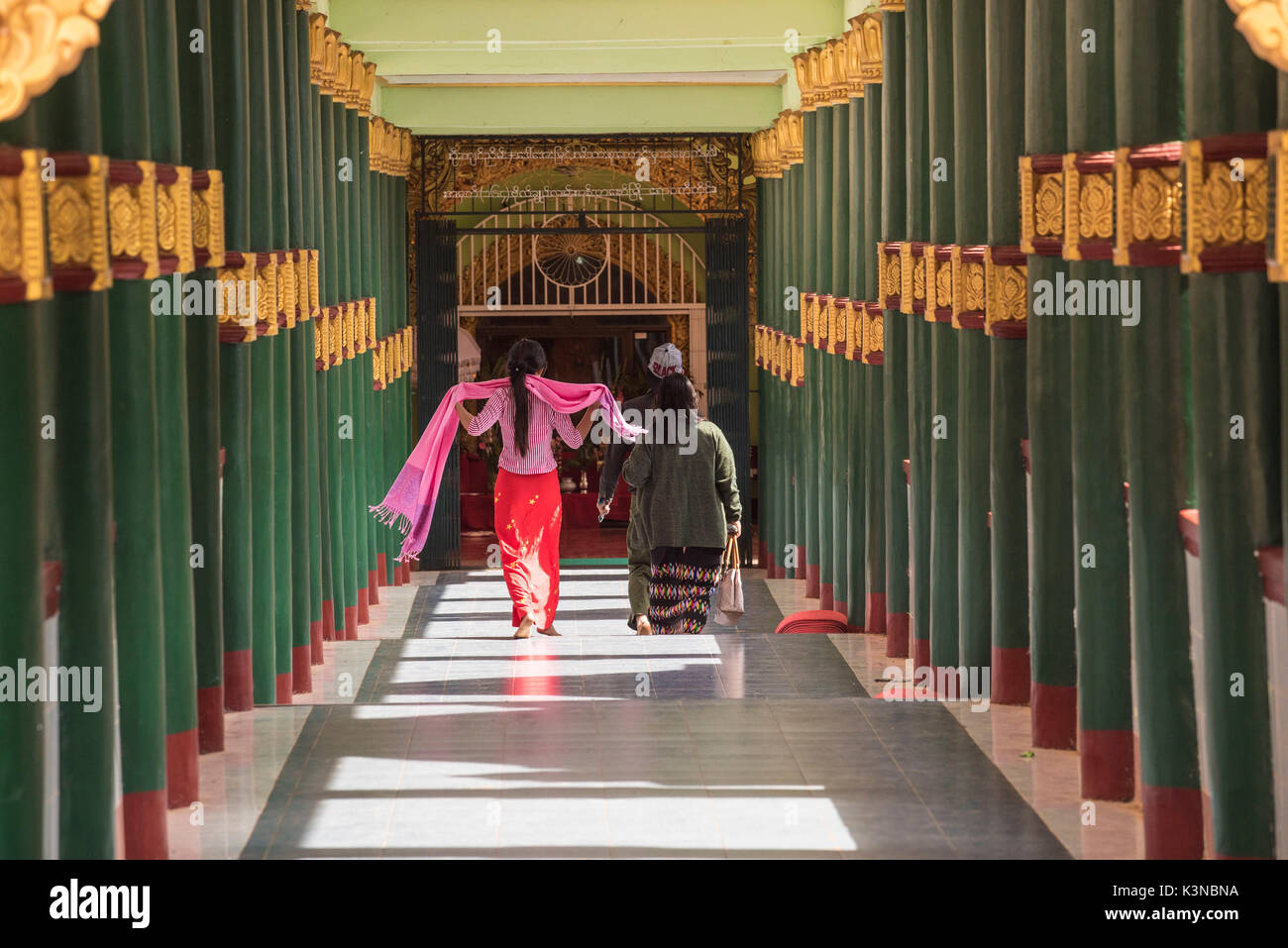 Kakku, Taunggyi, Stato Shan, Myanmar (Birmania). Persone che camminano verso l'ingresso di un tempio. Foto Stock