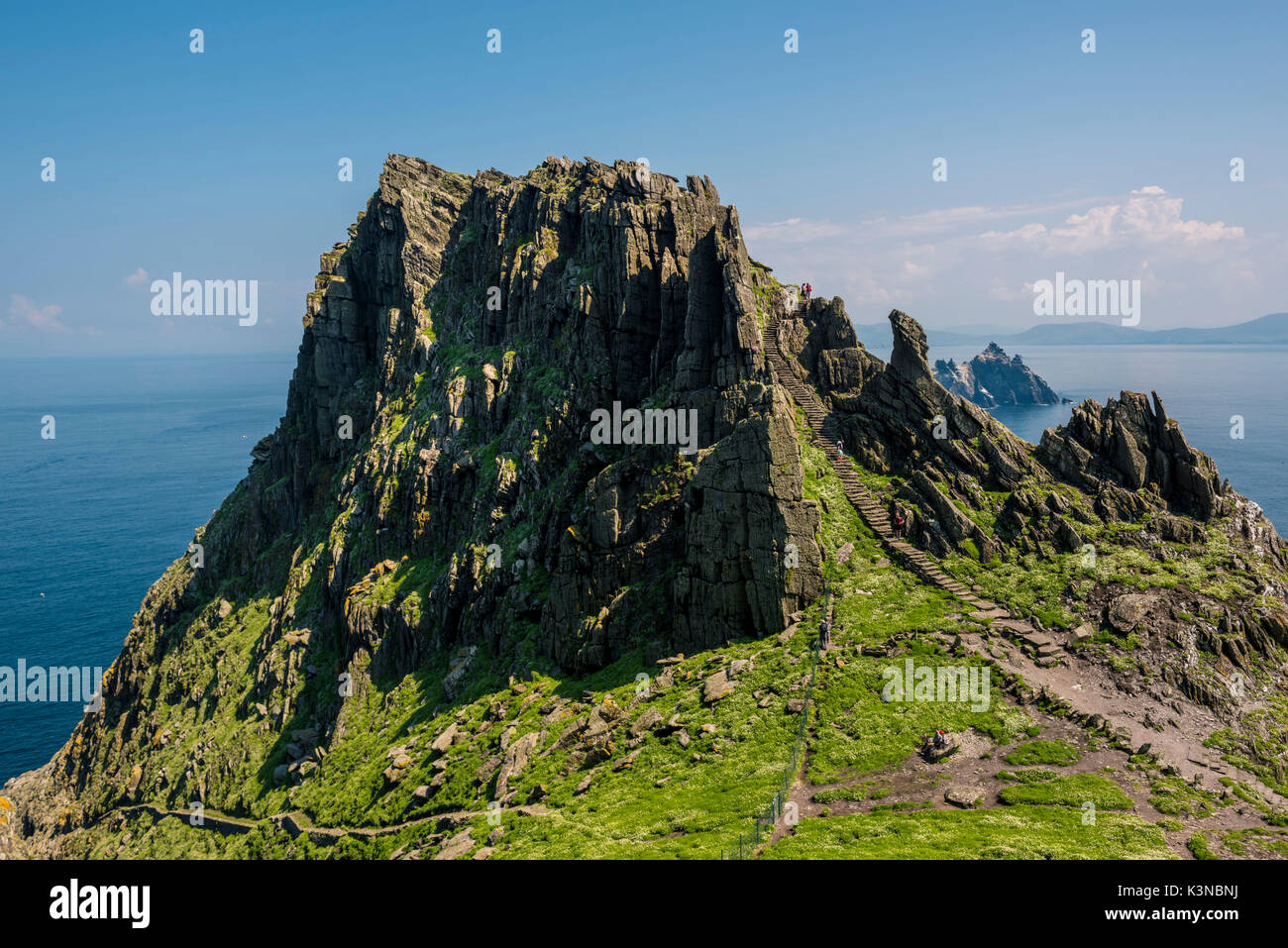 Skellig Michael (grande Skellig), Isole Skellig, nella contea di Kerry, provincia di Munster, Irlanda, Europa. Scala di pietra che conduce al monastero sulla cima dell'isola. Foto Stock