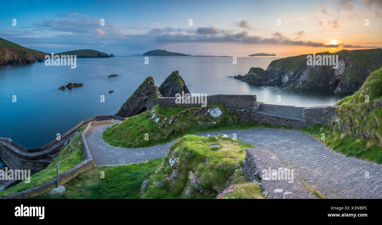 A Dunquin pier (Dún Chaoin), la penisola di Dingle, nella contea di Kerry, provincia di Munster, Irlanda, Europa. Vista panoramica del Sentiero al tramonto. Foto Stock