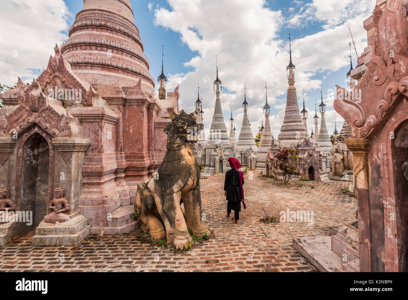 Kakku, Taunggyi, Stato Shan, Myanmar (Birmania). Una donna che cammina tra il 2478 stupa. Foto Stock