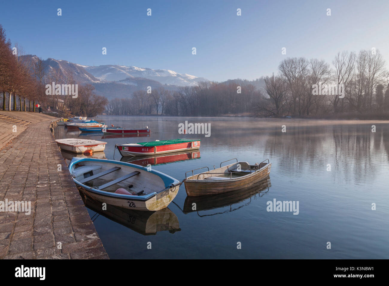 Brivio, Adda nord park, provincia di Lecco, Lombardia, Italia. Alcune barche a Brivio la porta in un inverno mattina. Foto Stock