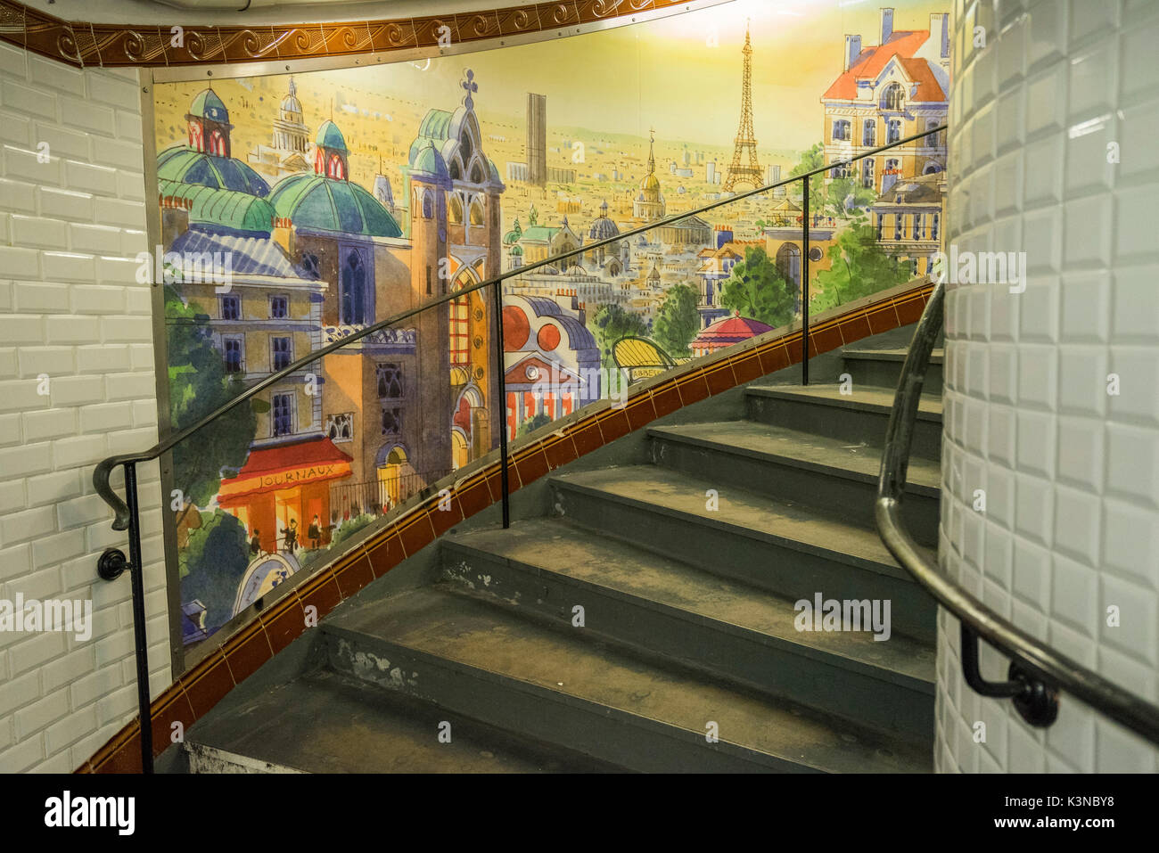 Abbesses: dipinto murale e scala a chiocciola. Stazione Abbesses, Parigi, Francia Foto Stock