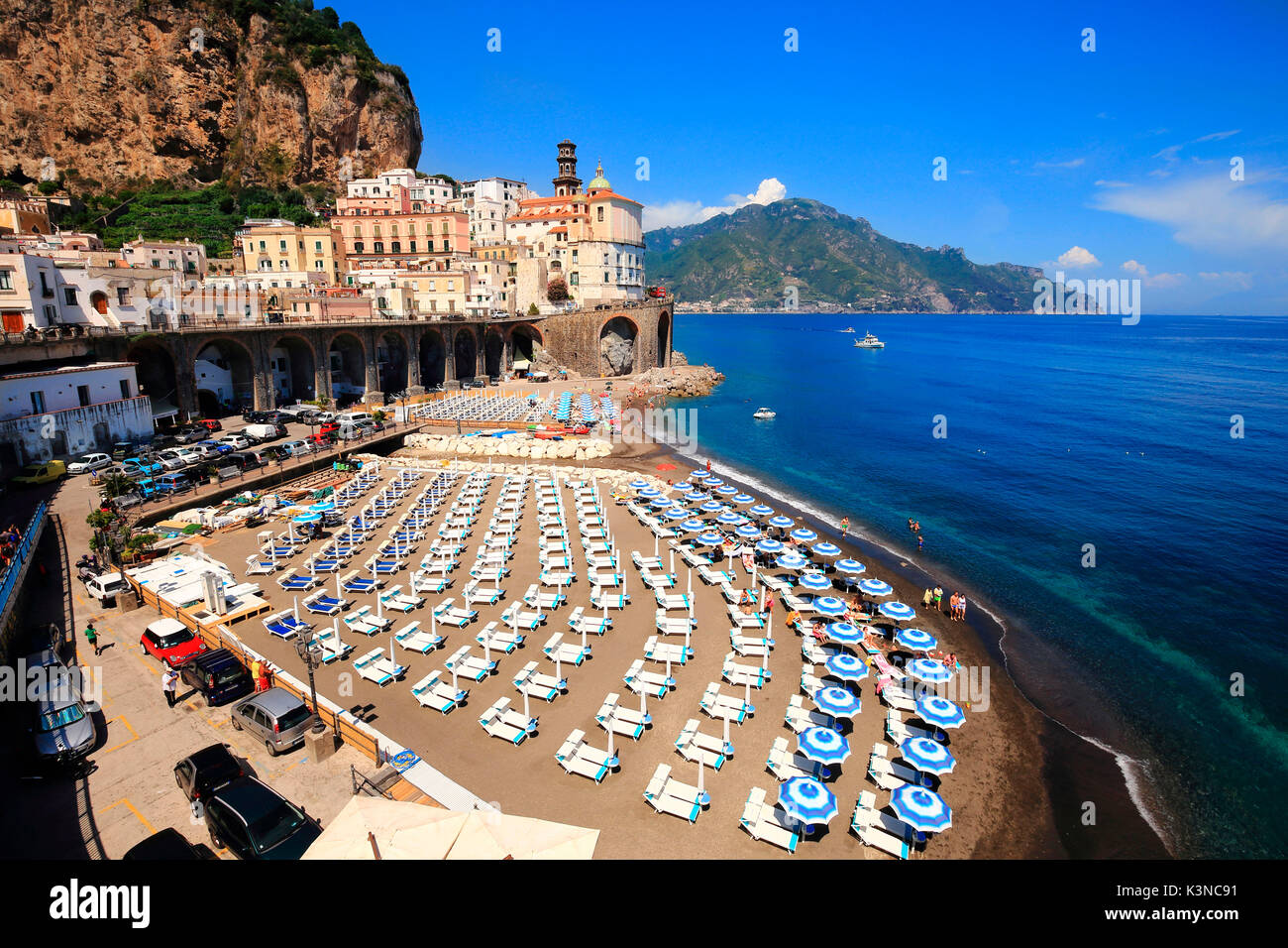 Vista di Atrani , piccolo villaggio all'interno della Costiera Amalfitana. Campania, Italia, Europa Foto Stock