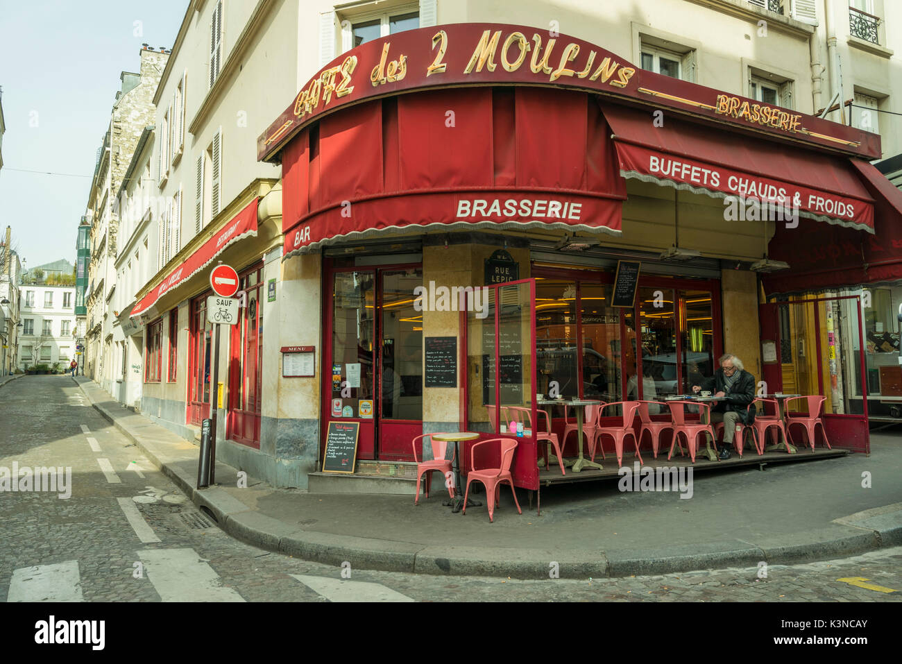 Café des 2 Moulins nel quartiere Montmartre di Parigi, Francia. Foto Stock