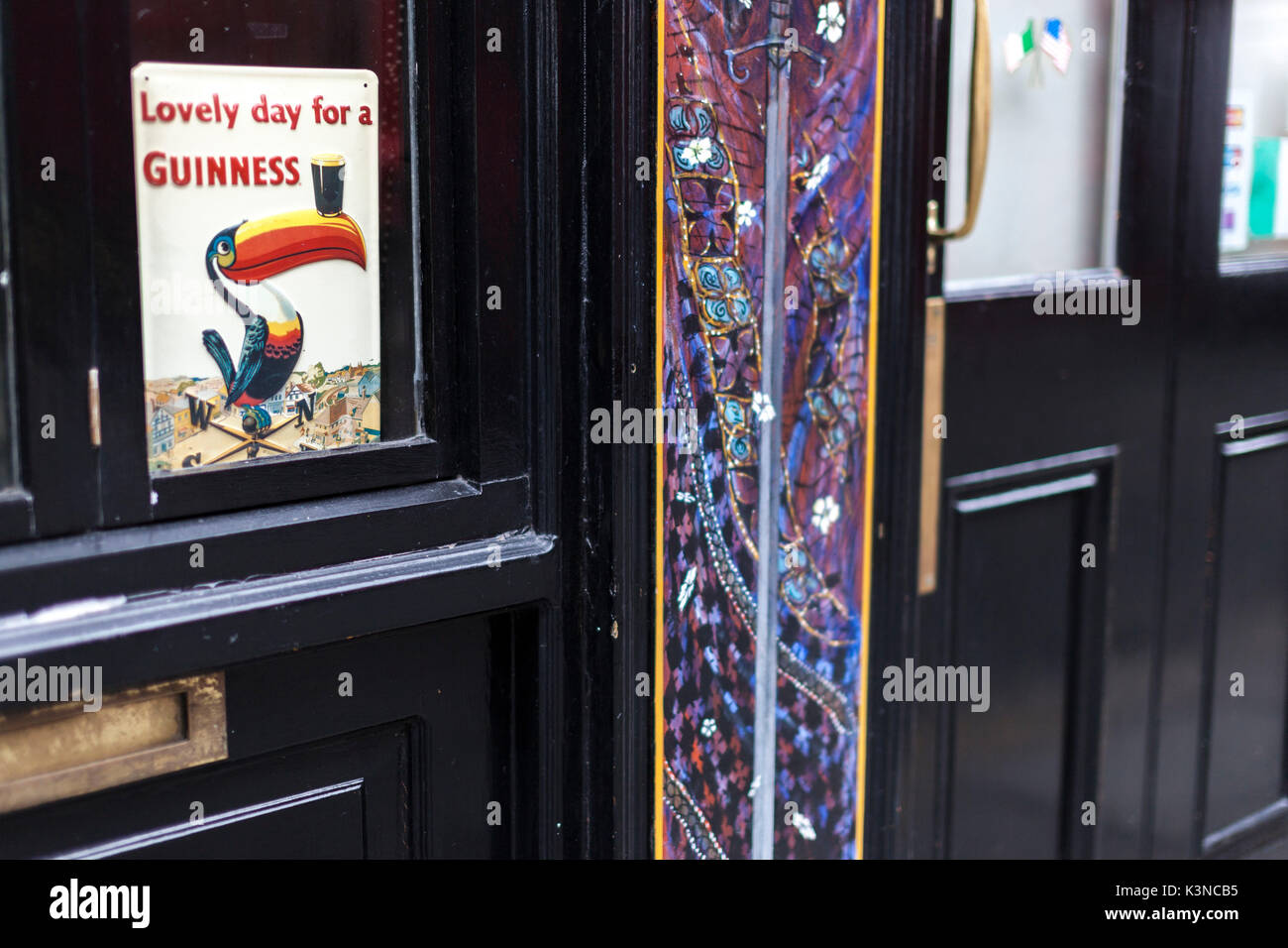 La porta principale di un pub di Dublino, il Leinster, Irlanda, Europa. Foto Stock