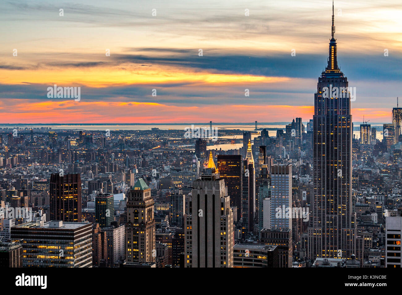 Midtown skyline con Empire State Building dal Rockefeller Center, Manhattan, New York City, Stati Uniti d'America Foto Stock