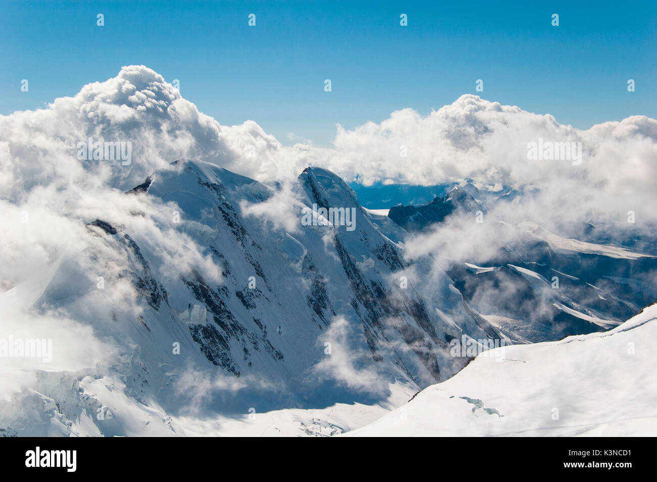 Il Lyskamm north face, dietro le nuvole. (Monte Rosa massiccio, Valle  d'Aosta, Italia Foto stock - Alamy