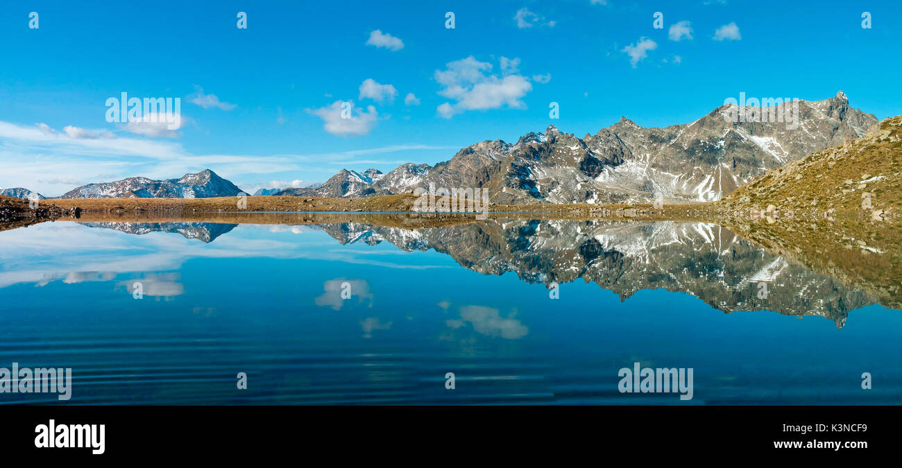 L'Europa, Italia, Lombardia, Valtellina. Le limpide acque di un lago alpino nelle Alpi Italiane Foto Stock