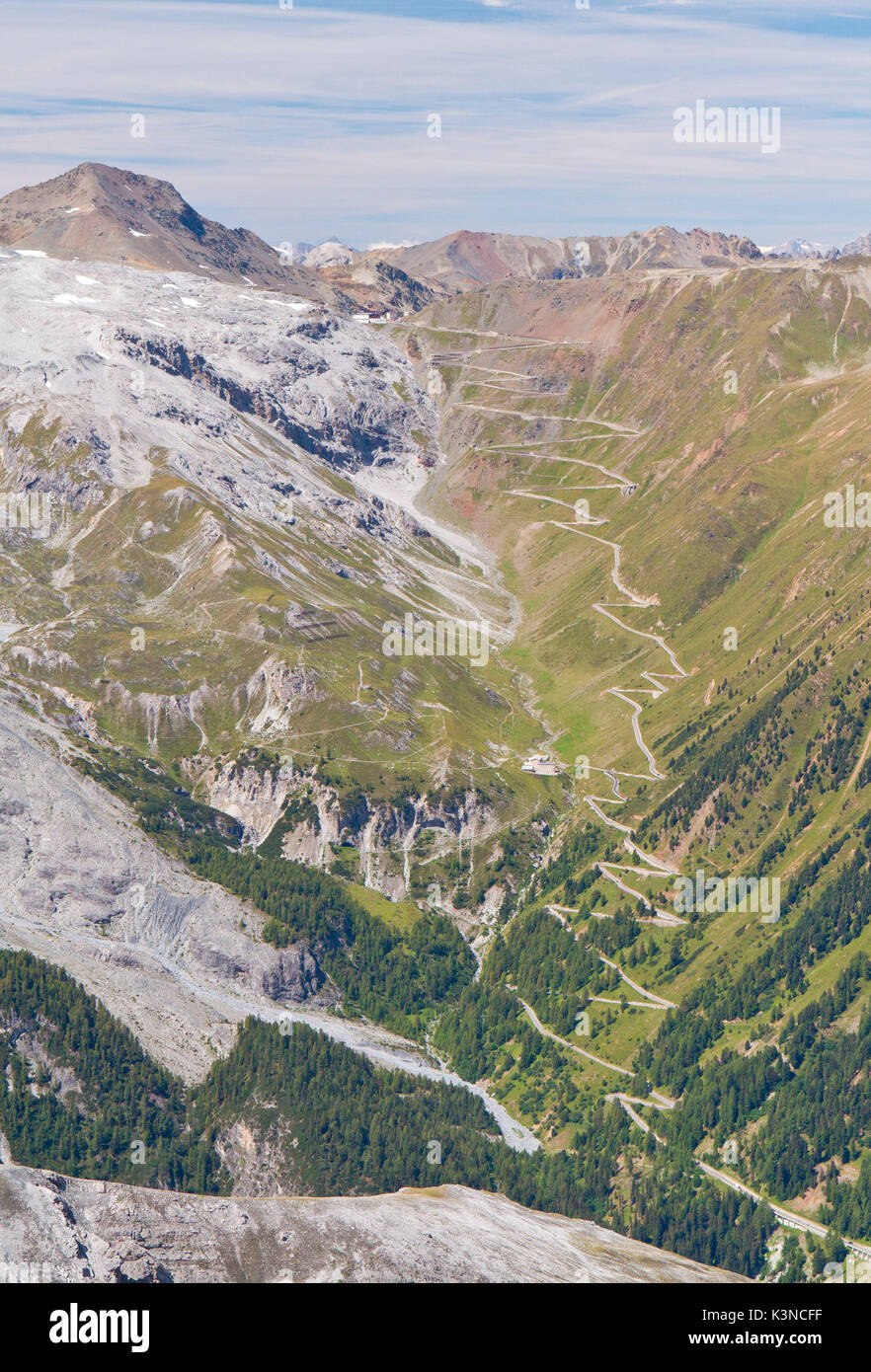 L'Europa, l'Italia, Bolzano, Alto Adige. Il passo dello Stelvio strada di montagna alto adige lato come visto dal pagatore capanna. Foto Stock