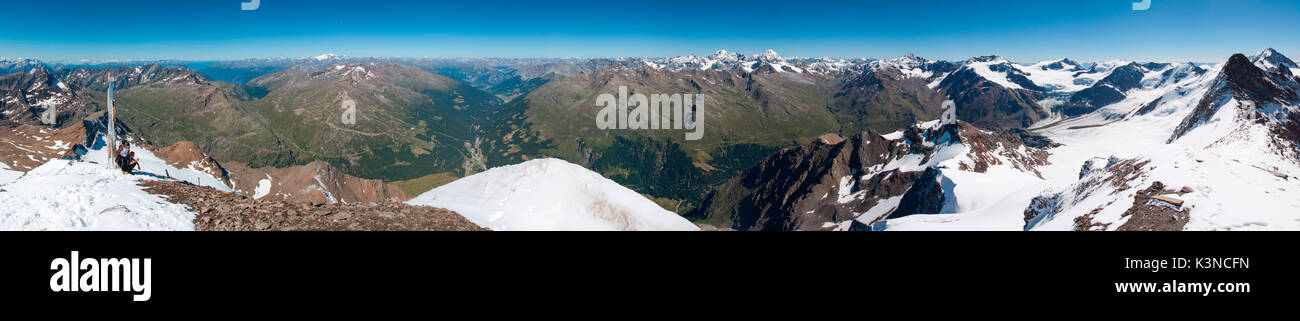 L'Europa, Italia, Lombardia. Vista panoramica dalla cima del Tresero picco nel Valfura e il ghiacciaio dei Forni nel Parco Nazionale dello Stelvio Foto Stock