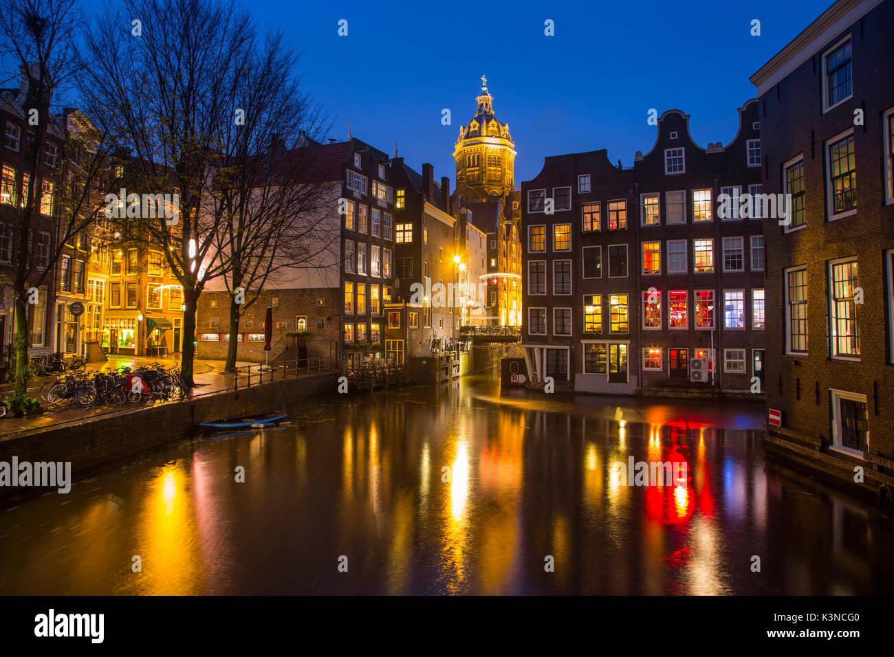 Gli edifici si riflette nei canali di Amsterdam Damrak. Paesi Bassi - Europa Foto Stock