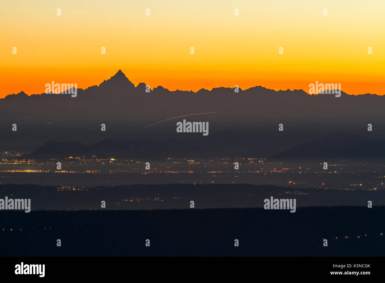 Vista del Monviso e la valle del Po da Bielmonte al tramonto (Bielmonte, Veglio, provincia di Biella, Piemonte, Italia, Europa) Foto Stock