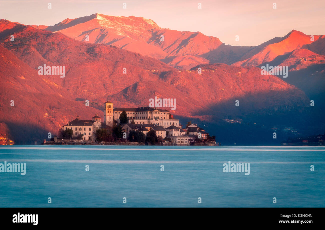 Tramonto sull'Isola di San Giulio,d'Orta San Giulio, Piemonte, Italia Foto Stock