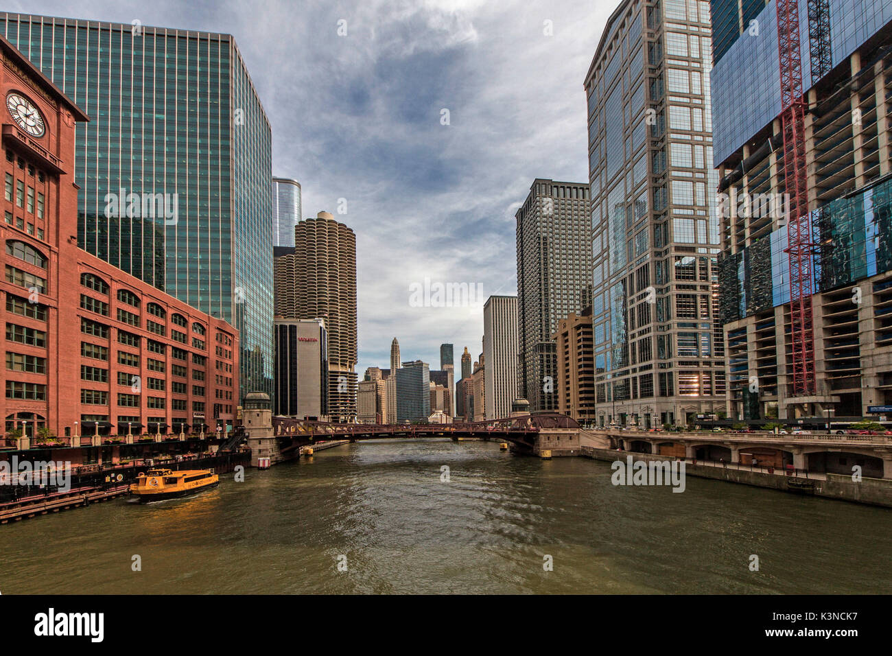 Il fiume Chicago passa attraverso i grattacieli inclusa Marina City Hotel e l'Ufficio Centrale edificio. Chicago, Illinois, Stati Uniti d'America Foto Stock