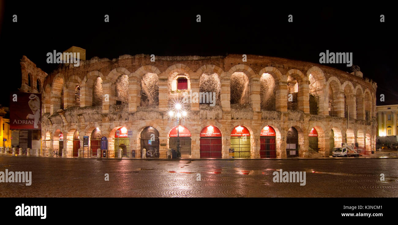 Arena di Verona in Piazza Brà di notte Foto Stock