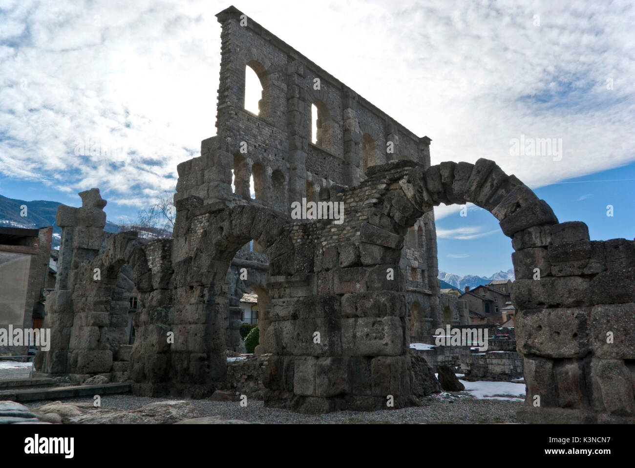 Teatro romano con le sue arcate sono ancora ben conservate nel centro della città di Aosta. Valle d'Aosta, Italia Foto Stock